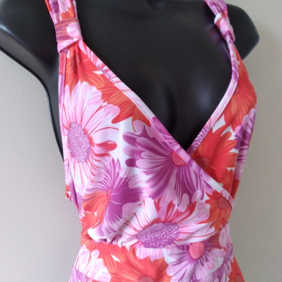 Fun Summer Dress! Floral print, V Neckline, Ties in the back, Midi Length. - Picture 4 of 8
